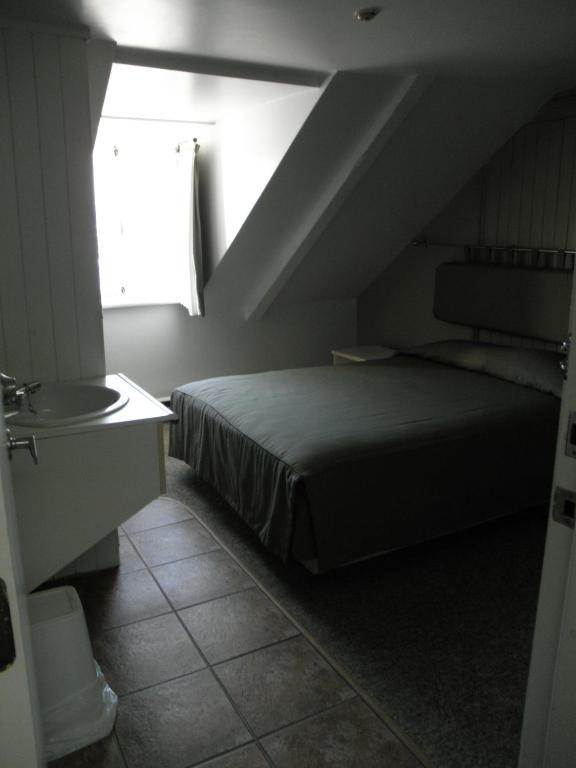 Auberge St-Louis Quebec City Room photo